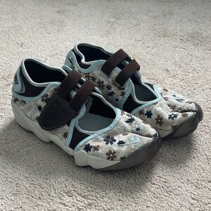 ⭐️ HARD TO FIND ⭐️ VINTAGE ⭐️ Nike Air Rifts w/ Socks Included